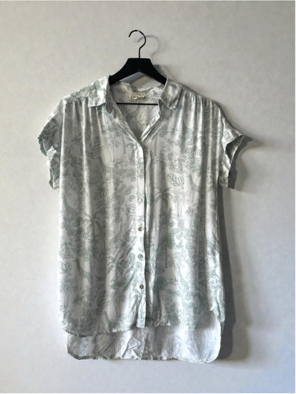 Jane & Delancey Safari Giraffe Print Rayon Button Front Blouse L